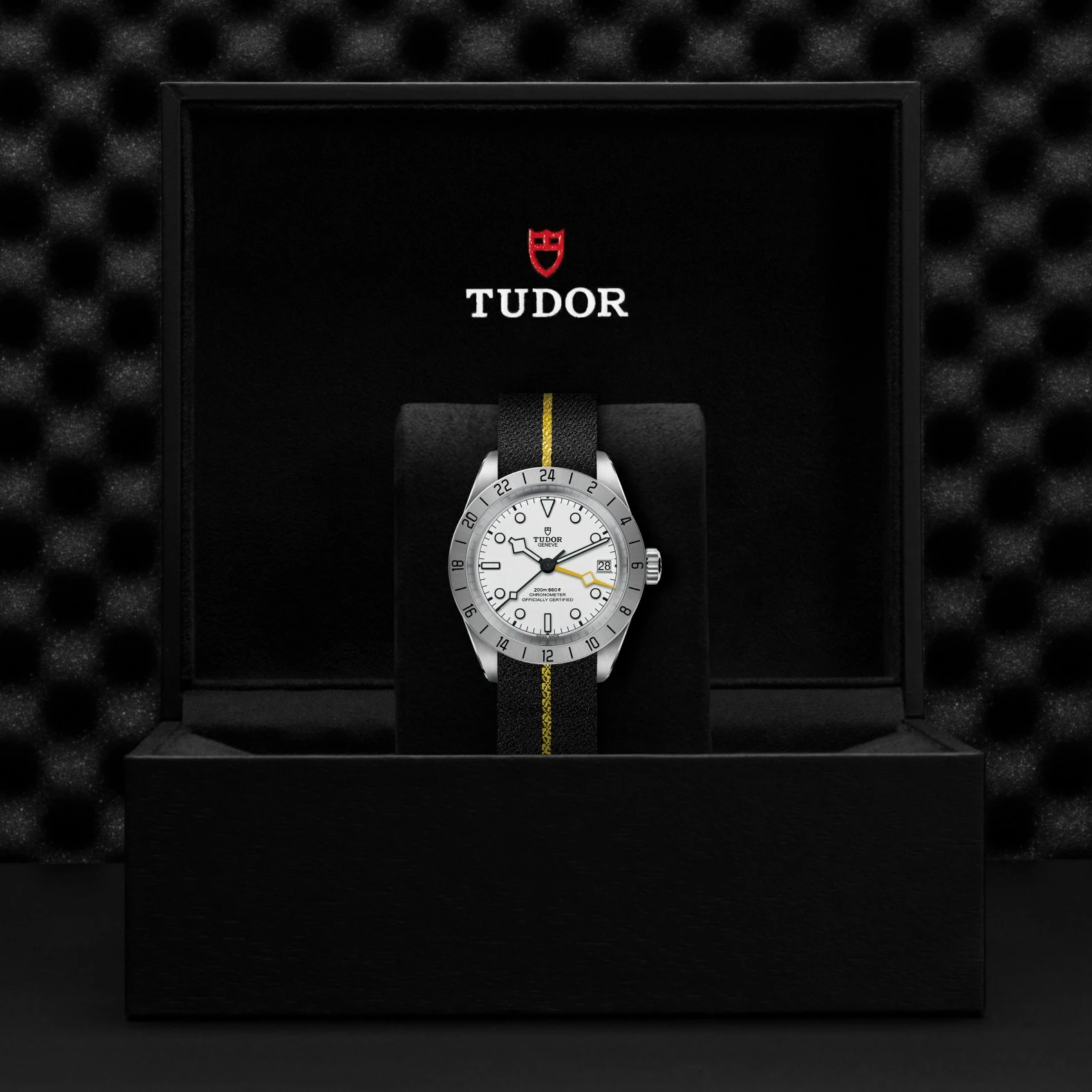 Montre TUDOR Black Bay Pro, boîtier en acier, 39 mm, bracelet en tissu noir avec bande jaune