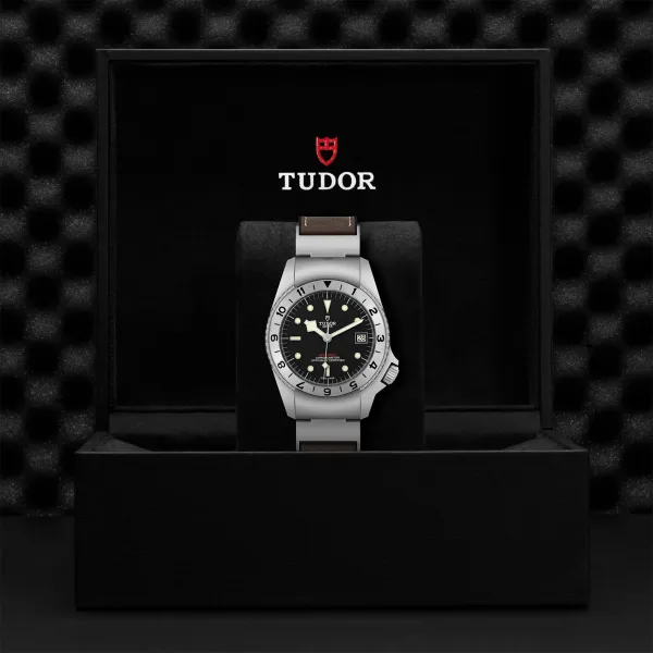 Montre TUDOR Black Bay P01 boîtier en acier 42 mm, bracelet en cuir brun
