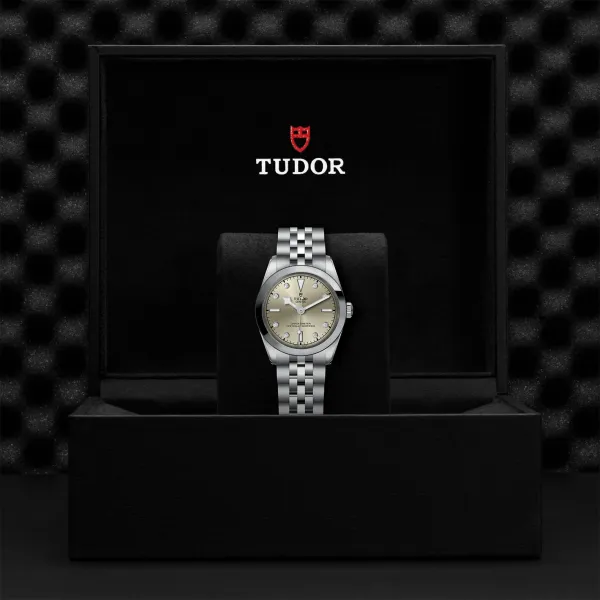 Montre TUDOR Black Bay 31 boîtier en acier, 31 mm, bracelet en acier