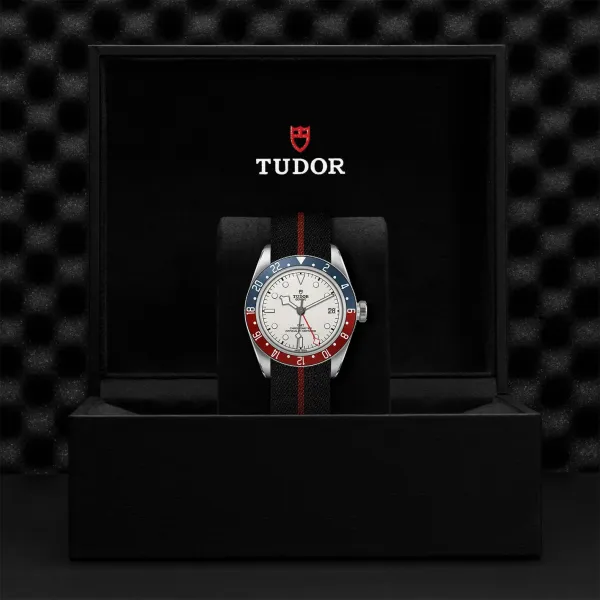 Montre TUDOR Black Bay GMT boîtier en acier, 41 mm, bracelet en tissu