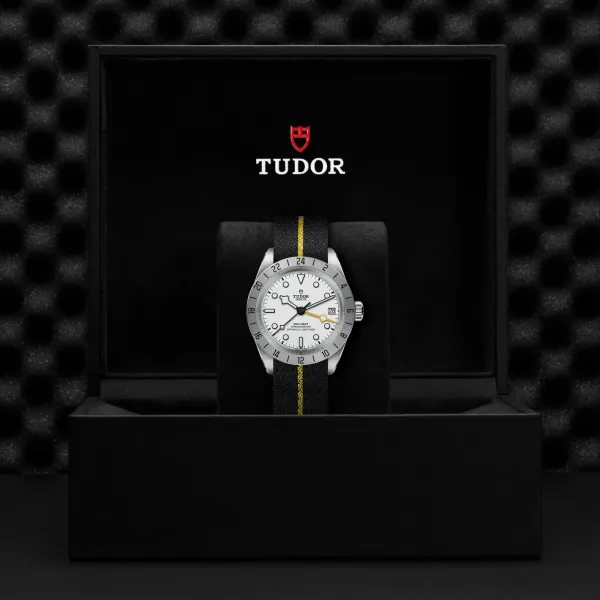 Montre TUDOR Black Bay Pro, boîtier en acier, 39 mm, bracelet en tissu noir avec bande jaune
