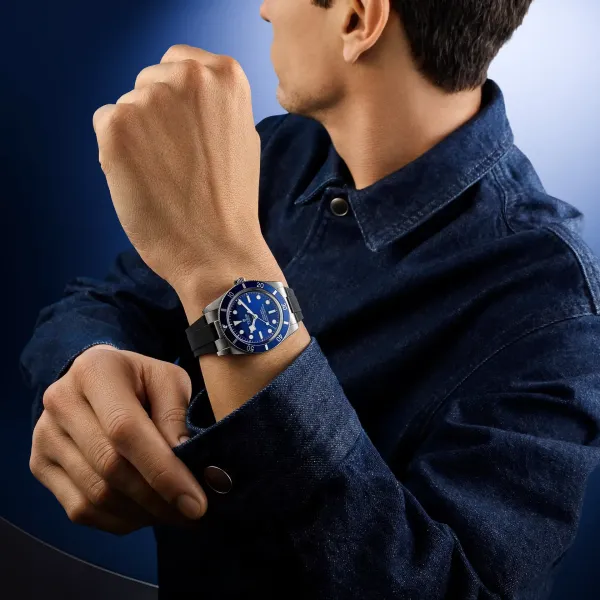 Black Bay 54 boîtier en acier, 37 mm cadran bleu